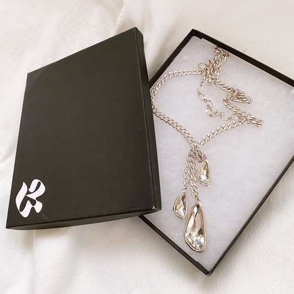 Stylish 3-crystal, silver drop necklace - Picture 3 of 5